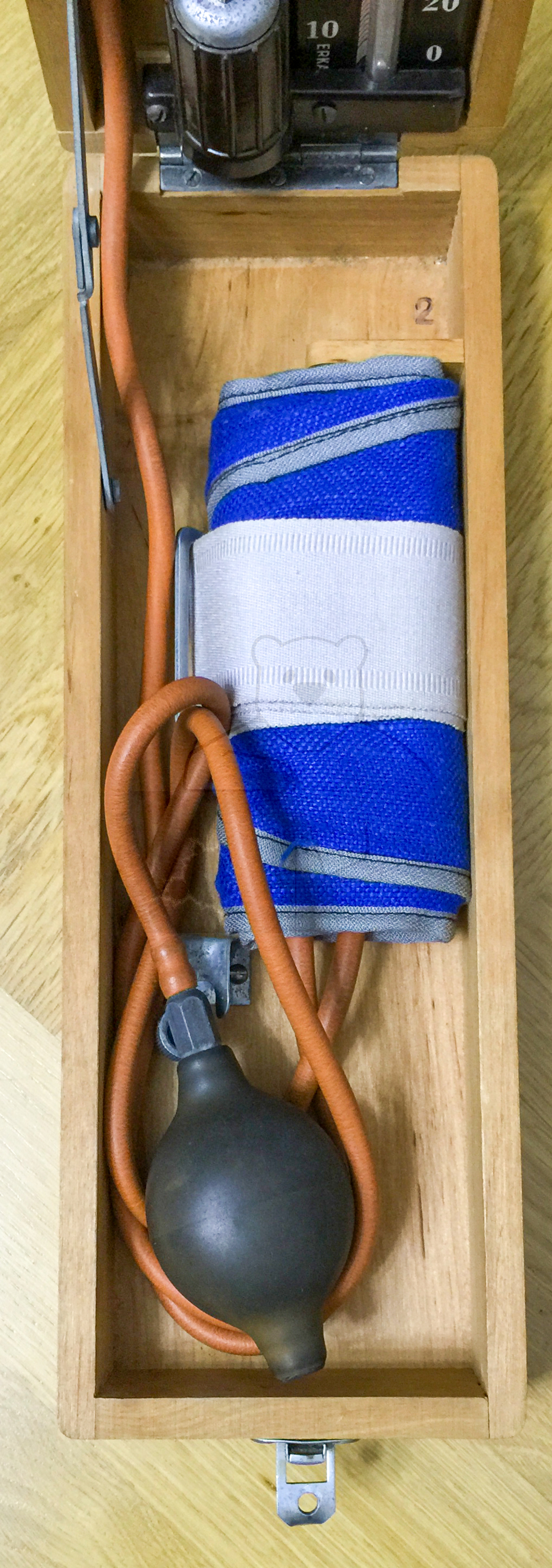 Erka Standard Blutdruckmesser (Sphygmomanometer), Originalzustand, 1940'er Jahre, Ansicht Manschette und GeblÀseball